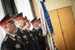 A csapatzászló a zászlókísérőkkel