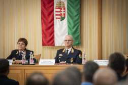 A képen a BM OKF humánszolgálatvezetője és Egri Gyula leköszönő igazgató