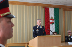Beszédet mond a kinevezett új igazgató