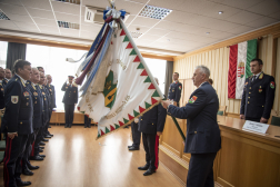 Takács Ottó meglengeti a csapatzászlót