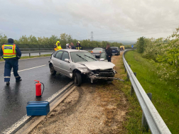 Fának ütközött egy személygépkocsi a 76-os főúton, Balatonberénynél (Fotó: Szabó László - Keszthely HTP)