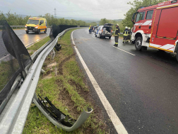 Fának ütközött egy személygépkocsi a 76-os főúton, Balatonberénynél (Fotó: Szabó László - Keszthely HTP)