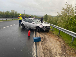 Fának ütközött egy személygépkocsi a 76-os főúton, Balatonberénynél (Fotó: Szabó László - Keszthely HTP)