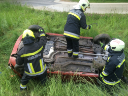 Tűzoltók mentik a jármávet