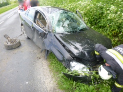 Tűzoltó vizsgálja, hogy mi történt az autóval