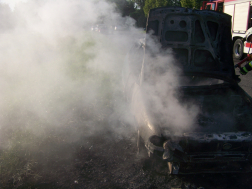 Füstölgő motortér, háttérben álló forgalom és egy tűzoltóautó