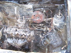 A képen az autó kiégett motortere látható