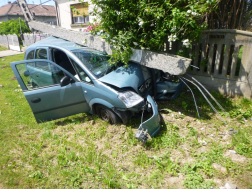 Oszlop ráborult a személyautóra