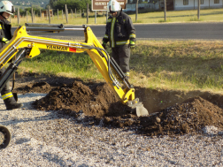 Tűzoltók nézik a munkagépet