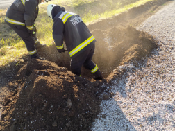 Tűzoltók ássák ki a gázvezetéket