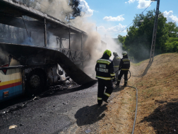 Füstölgő buszt oltják 