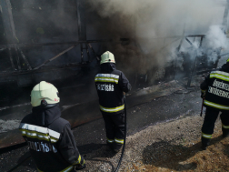 közeli kép, ahogy a fütsölő buszt oltják a tűzoltók 2