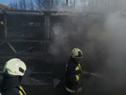 közeli kép, ahogy a fütsölő buszt oltják a tűzoltók 3