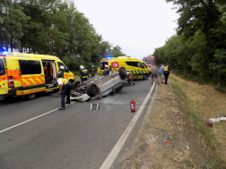 Ütközés után mentők és tűzoltók dolgoznak