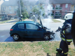 Kigyulladt autót oltják a tűzoltók 5