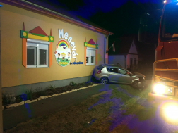 Óvoda oldalát is megrongálta egy balesetet szenvedett autó