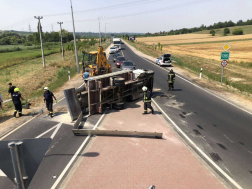 Műszaki mentést végzik a tűzoltók