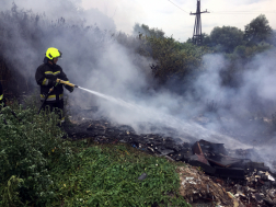Illegálisan lerakott hulladék égett Pózvánál