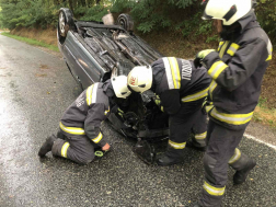 Tűzoltók áramtalanítják a kocsit