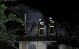 Tetőn oltanak a pacsai tűzoltók