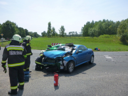 Tűzoltók áramtalaníják a Porschét 