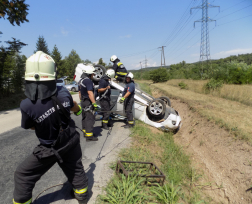 Tűzoltók vontatják a kocsit