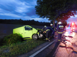 Tűzoltók áramtalanítják a kisbuszt