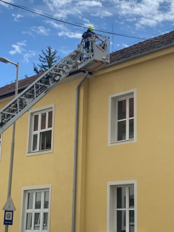 Tetőn dolgozó tűzoltó