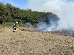 Két hektáron égett a száraz fű Nagykanizsánál