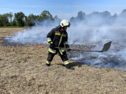 Két hektáron égett a száraz fű Nagykanizsánál