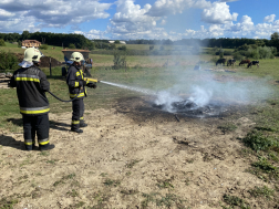 Tűzoltók oltják az égő hulladékkupacot 1