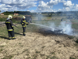 Tűzoltók oltják az égő hulladékkupacot