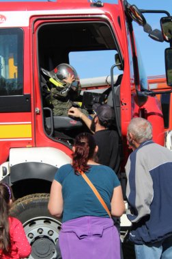 nézik a fiatalok a cuccokat