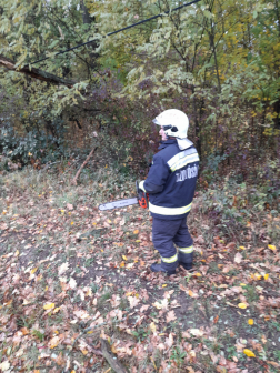 tűzoltó motorfűrésszel avatkozik be