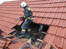 Tetőn dolgoznak a tűzoltók