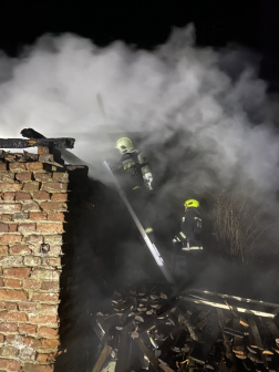 füstfelhőben oltás a tető mellett