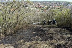 Kéziszerszámokkal és vízsugarakkal oltják a tüzet a tűzoltók