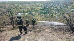 Kéziszerszámokkal és vízsugarakkal oltják a tüzet a tűzoltók